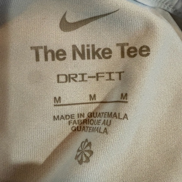 Nike Women's light blue Short Sleeve Tee Size Medium - Picture 4 of 7